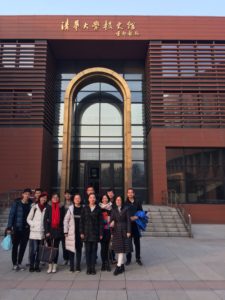 我校校史馆志愿者与清华大学校史馆讲解志愿者合影留念
