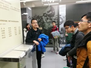 清华大学校史馆志愿讲解队队长贺文凯为我校志愿者进行讲解
