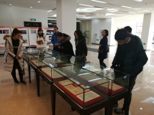 我校校史馆志愿者参观清华大学校史馆内”党在清华园“展览