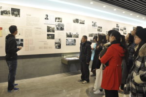 志愿讲解员在为参观师生讲解校史文化